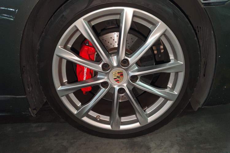 Used Porsche 718  Right Front Wheel Hub