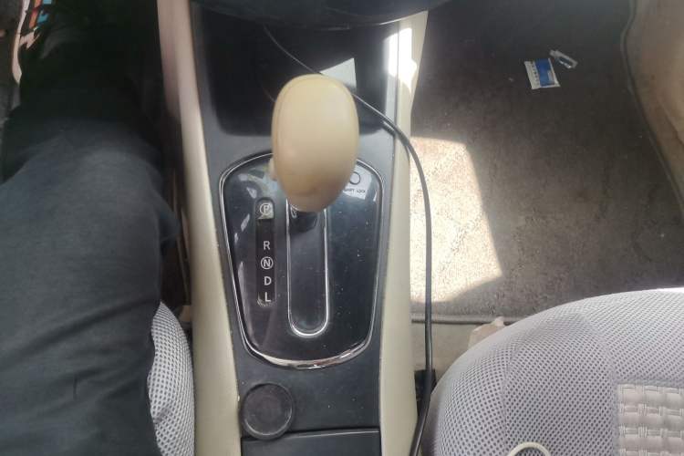 Used Nissan Tiida 2011 1.6L CVT Smart Version Gear Lever