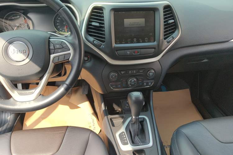 Used Jeep Cherokee 2020 2.0L Two-Wheel Drive Classic Sports Edition