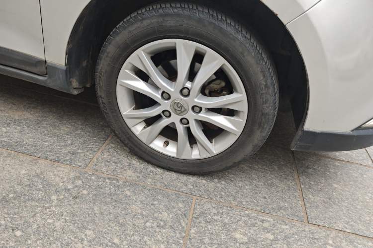 Used Baojun 730 2014 1.5L manual Comfort ESP version 7 seats Right Front Wheel Hub