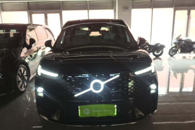 Used Volvo EM90 2025 Ultra Six-Seater Front