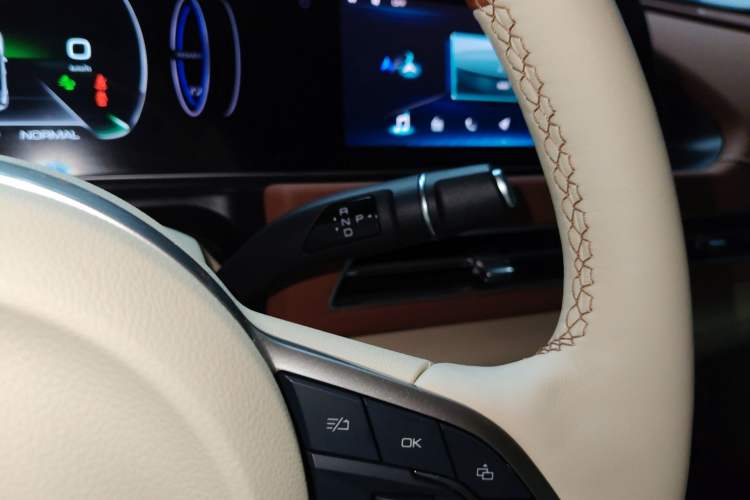 Used ORA Good Cat 2023 401 km Standard Range Premium Version Lithium Iron Phosphate Gear Lever