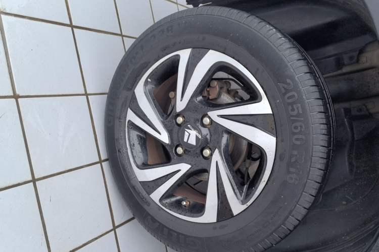 Used Baojun 510 2017 1.5L Automatic Luxury Model Right Rear Wheel Hub