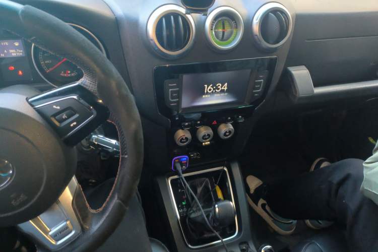 Used BAIC Off-Road BJ40 2016 40L 2.3T Automatic All-Wheel Drive Premium Edition Audio And AC Panel