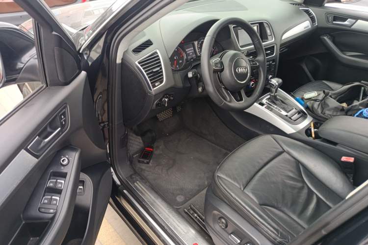 Used Audi Q5 2013 40 TFSI Technology Edition Driver Seat