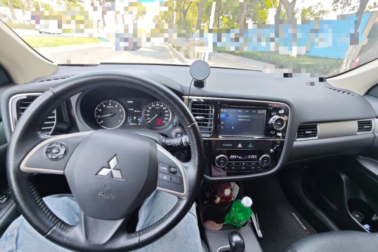 Used Mitsubishi Outlander 2013 2.4L Four-Wheel Drive Luxury Navigation Version 7 Seats Center Console