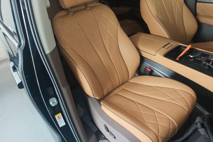 Used Denza D9 2022 DM-i 1040 Prestige Model
