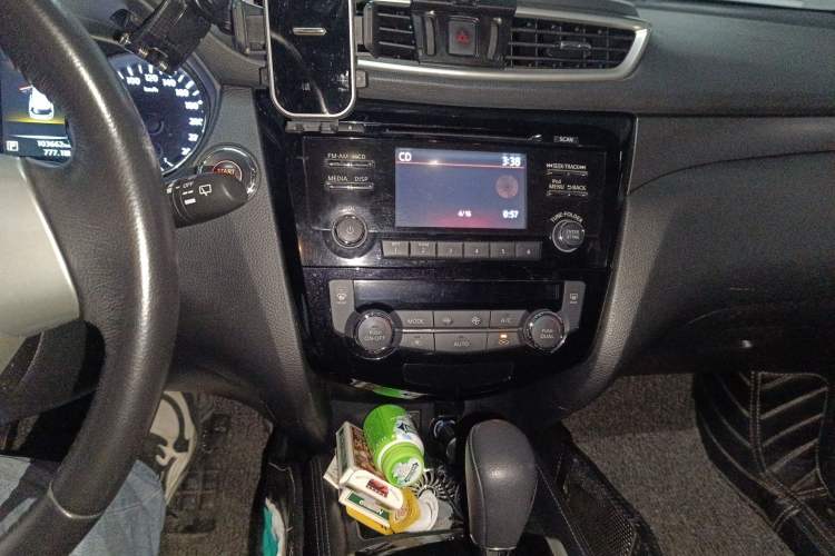 Used Nissan X-Trail 2014 2.0L CVT Comfort Edition 2WD Audio And AC Panel