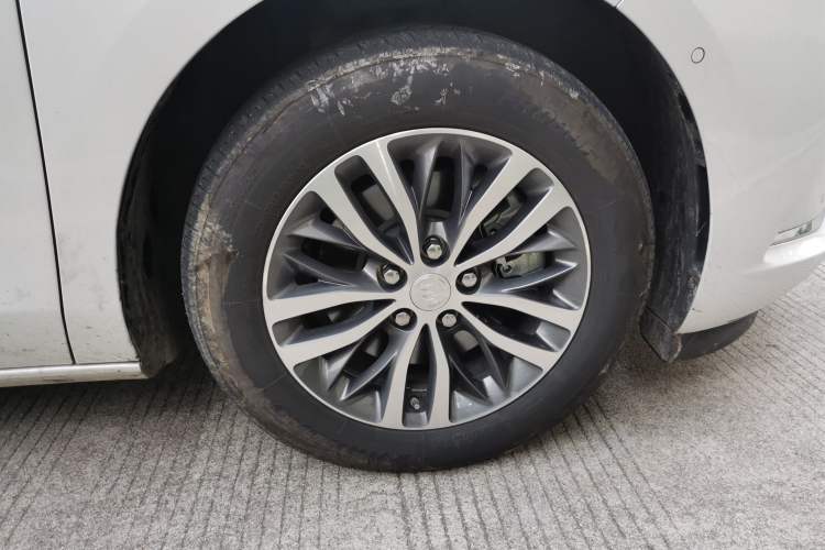 Used Buick GL8 2022 ES Landtrek 653T Luxury Edition Right Front Wheel Hub