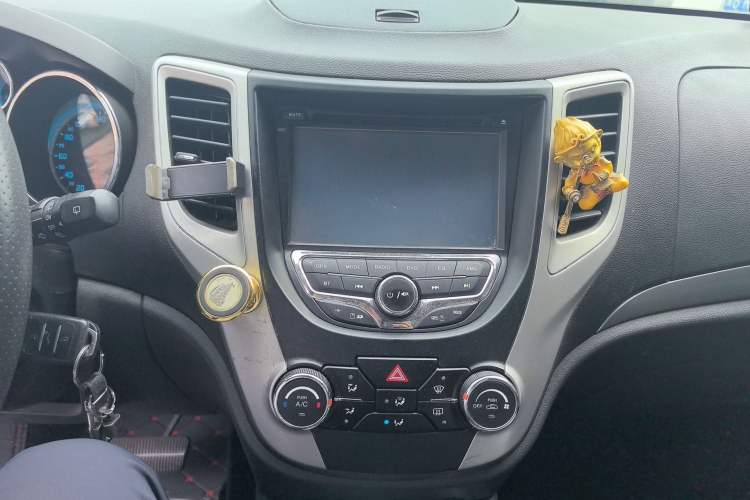 Used CHANGAN CS35 2014 1.6L Automatic Luxury Model China IV Standard Audio And AC Panel