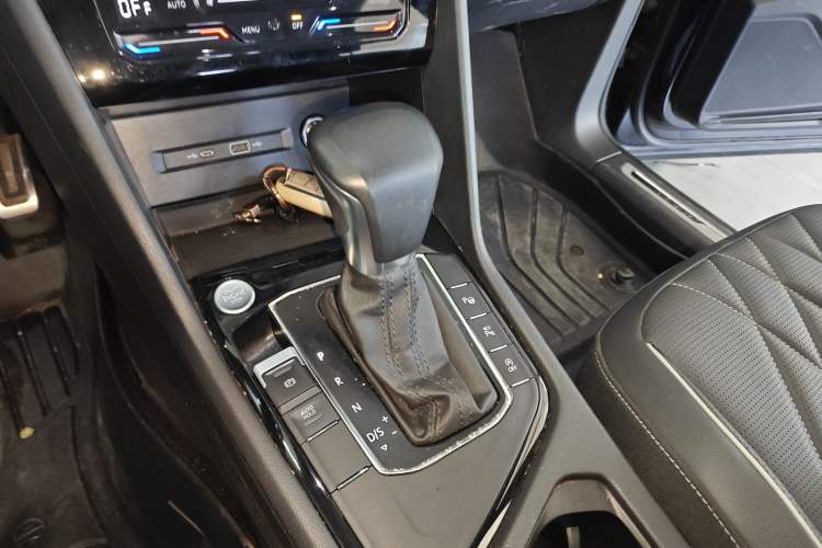 Used Volkswagen Tiguan L 2023 Restyled 330TSI Automatic Two-Wheel Drive R-Line Enhanced Comfort Version
