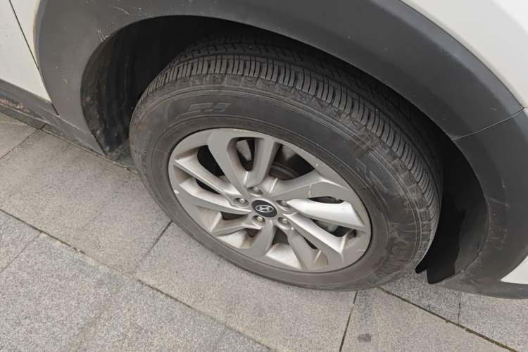 Used Hyundai Tucson 2015 1.6T Dual-Clutch Two-Wheel-Drive Smart Model Right Front Wheel Hub