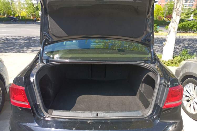 Used Volkswagen Magotan 2013 1.8TSI Premier Model Trunk