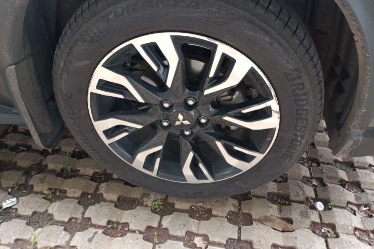 Used Mitsubishi Outlander 2019 2.4L 4x4 Zhi Xiang Edition 7 Seats China V Emission Standard