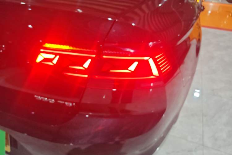 Used Volkswagen Magotan 2023 2 Million Units Limited Edition 330TSI DSG Leading Version
