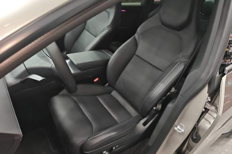 Used Tesla Model Y L 2025 Model Long-Range All-Wheel-Drive Version
