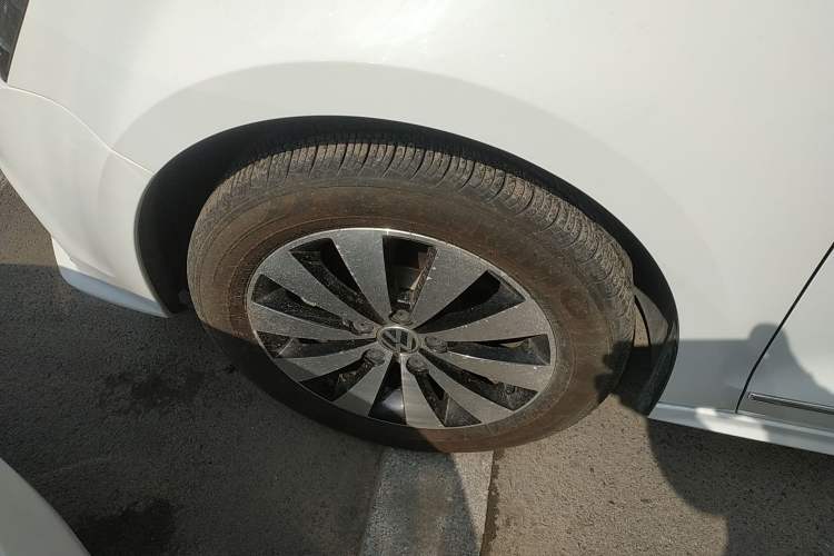 Used Volkswagen Sagitar 2018 1.6L Automatic Comfort Model Left Front Wheel Hub