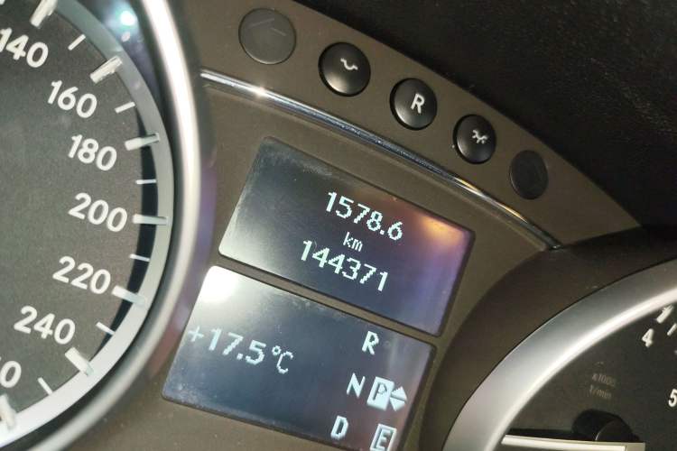 Used Mercedes-Benz R-Class 2017 R 320 4MATIC Business Edition Prestige Model Odometer Close Up