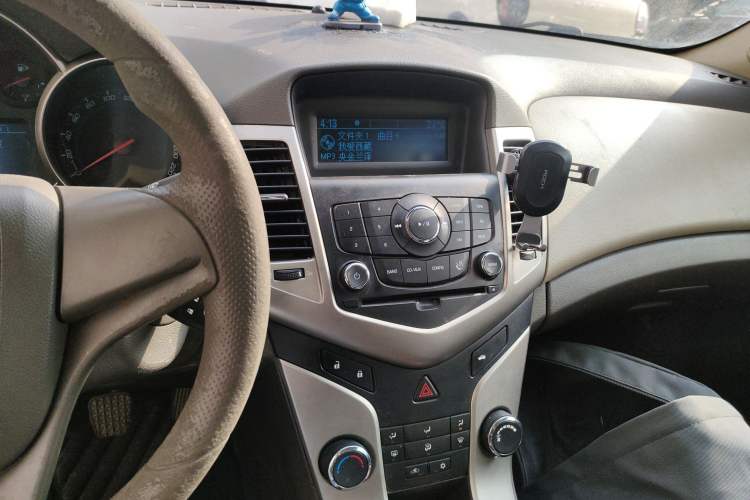 Used Chevrolet Cruze 2015 1.5L Classic SL MT Audio And AC Panel