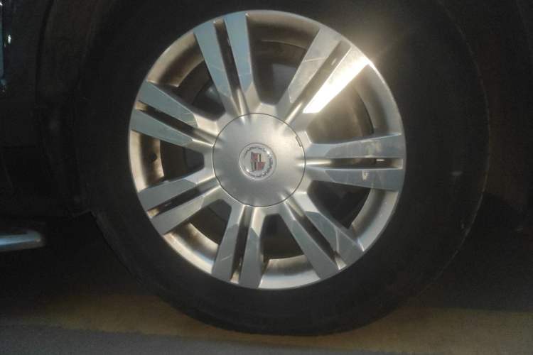 Used Cadillac SRX 2014 3.0L Elite Model Right Front Wheel Hub