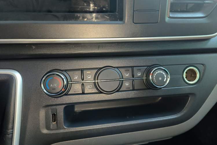 Used SAIC MAXUS Xintu V80 2024 Aoyuntong 6MT Short-Wheelbase Mid-Roof Model 147 Ps 5/6 Seats
