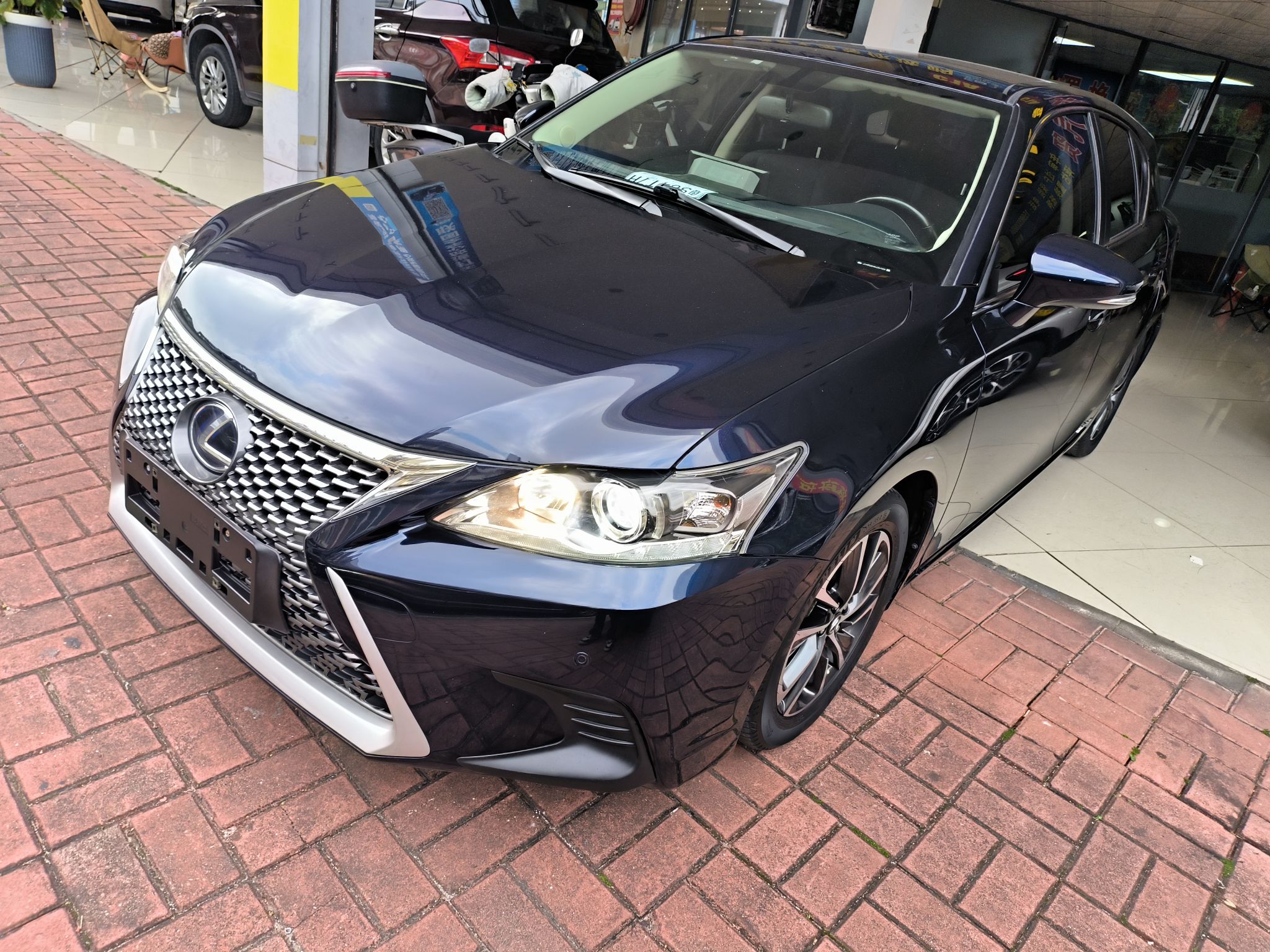 تحت مقدمة السيارة