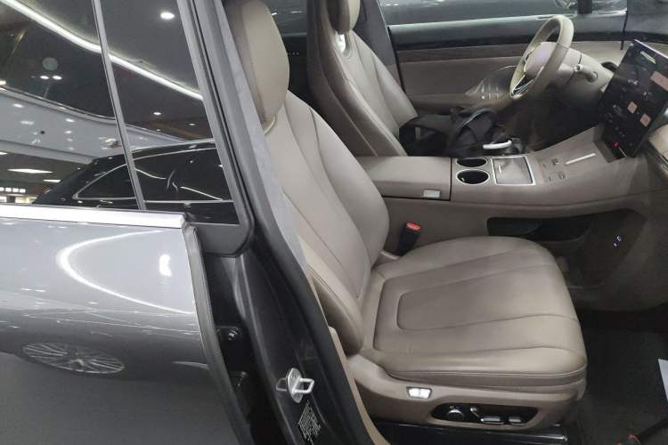 Used Hima Luxeed R7 2025 Range-Extended Version 251 km Max Right Front Seat