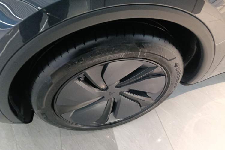 Used Tesla Model Y 2025 Long-Range All-Wheel-Drive Version