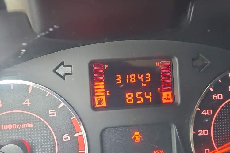 Used Wuling Hongguang V 2022 1.5L Jingqu Edition Electric-Assist LAR Odometer Close Up