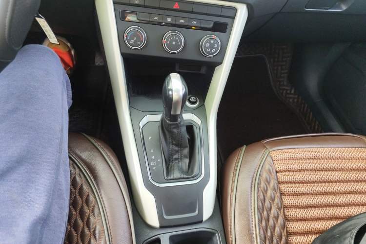 Used Volkswagen T-ROC 2019 230TSI DSG Two-Wheel Drive Fashion Edition China VI Standard Gear Lever