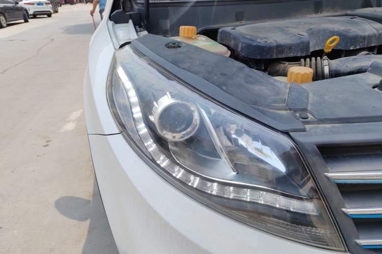 Used Dongfeng Fengon 580 New Energy 2019 1.8L PHEV Zhihao Model 7 Seats Right Front Headlight