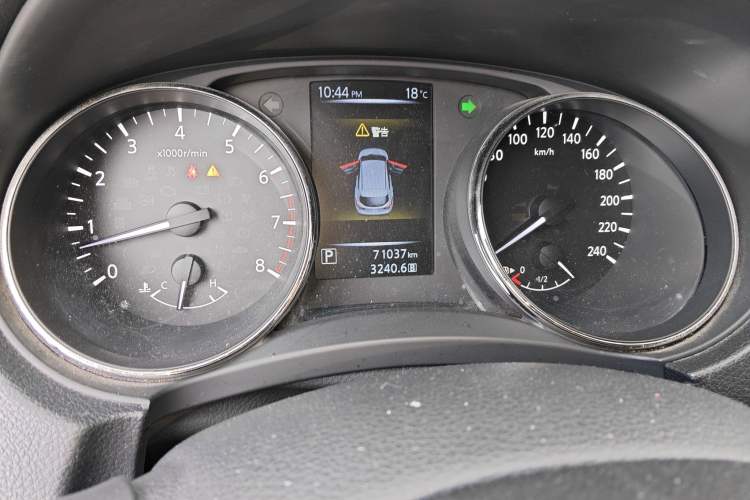 Used Nissan Qashqai 2016 2.0L CVT Elite Edition Odometer Close Up