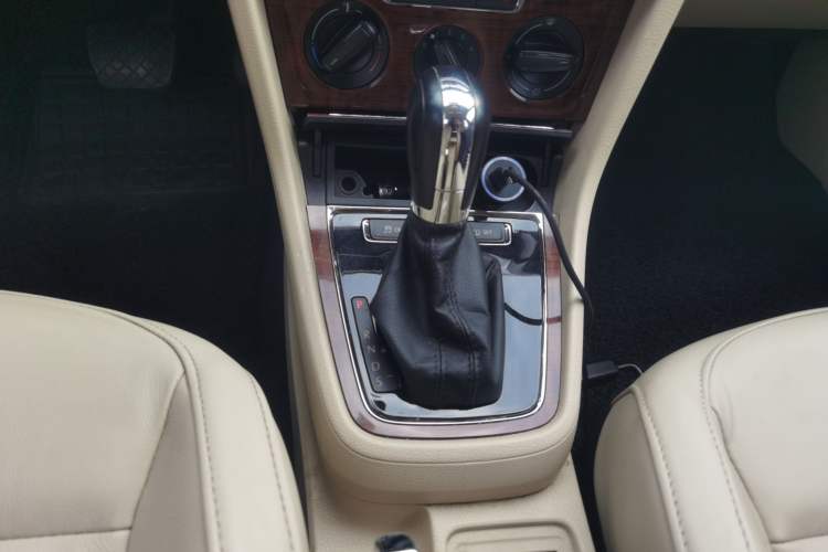 Used Volkswagen Lavida 2013 Restyled Classic 1.6L Automatic Comfort Edition Gear Lever