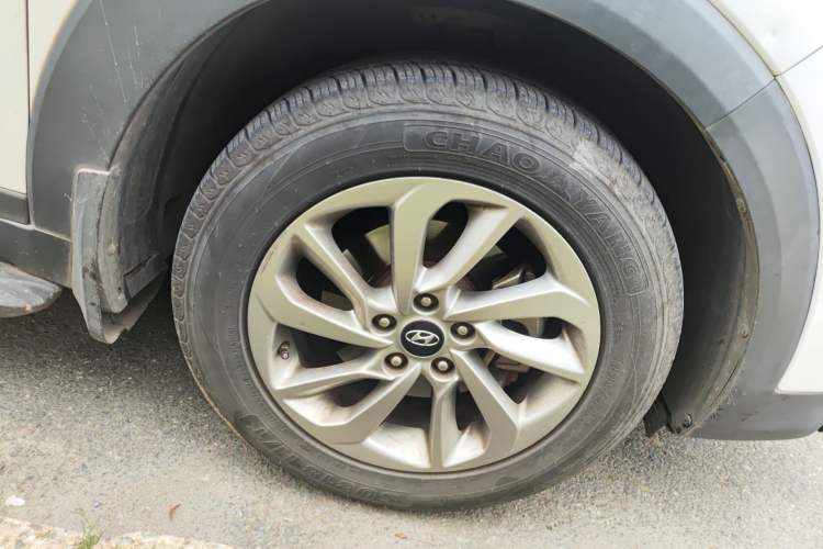 Used Hyundai Tucson 2015 1.6T Dual-Clutch Two-Wheel-Drive Smart Model Right Front Wheel Hub