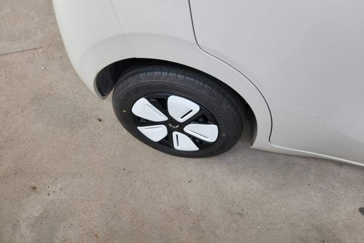 Used Wuling Hongguang MINIEV 2025 Four-Door Version Advanced Edition Right Rear Wheel Hub