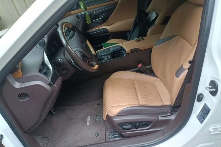 Used Lexus ES 2020 300h Executive Edition
