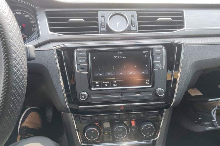 Used Volkswagen Passat 2016 330TSI DSG Luxury Edition Audio And AC Panel