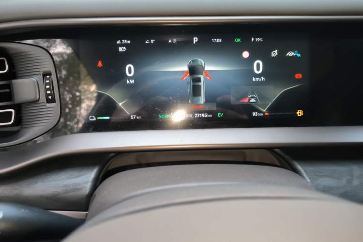 Used Denza D9 2022 DM-i 1040 Prestige Model
