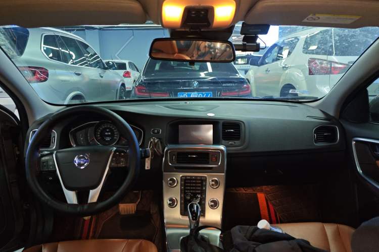 Used Volvo S60 2015 S60L 2.0T Zhiyuan Edition
