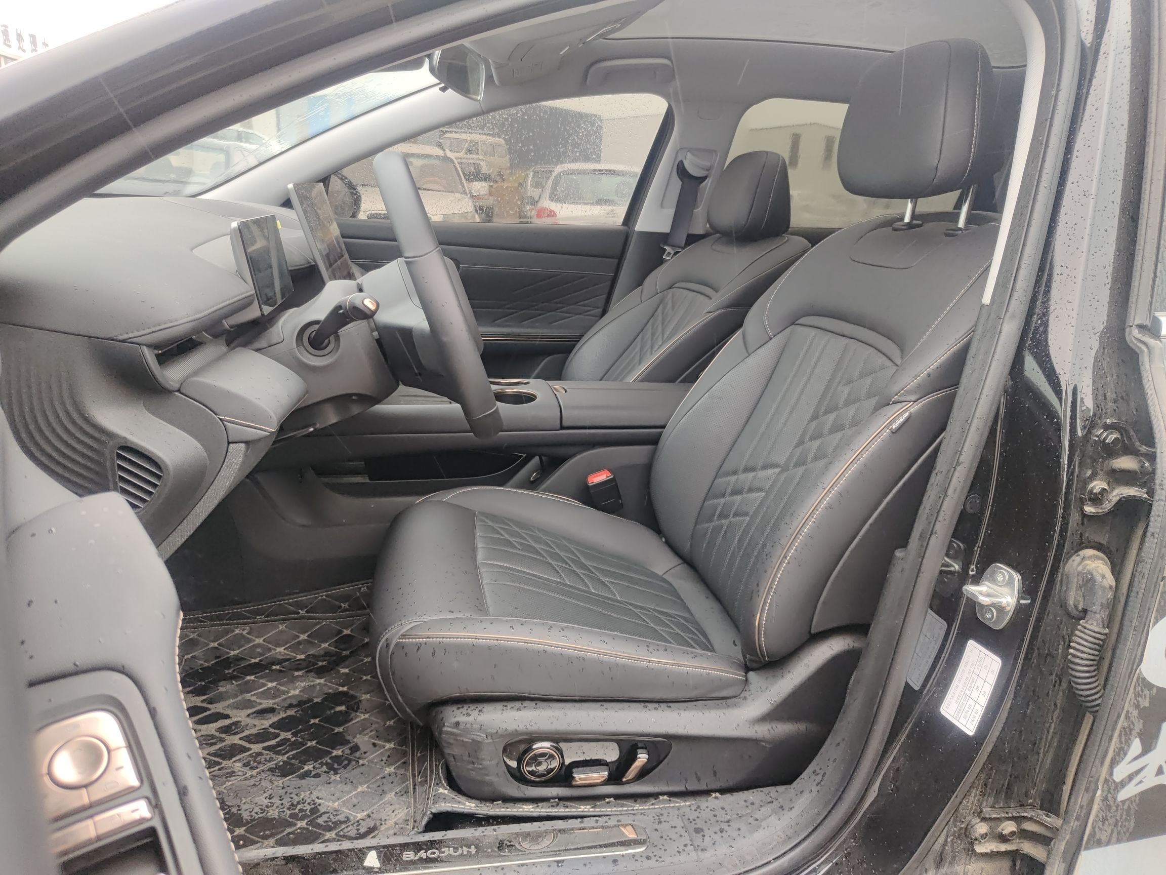 Переднее сиденье в автомобиле