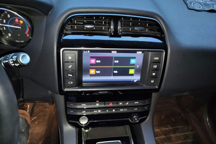 Used Jaguar F-PACE 2018 2.0T Four-Wheel Drive Urban Luxury Edition Audio And AC Panel