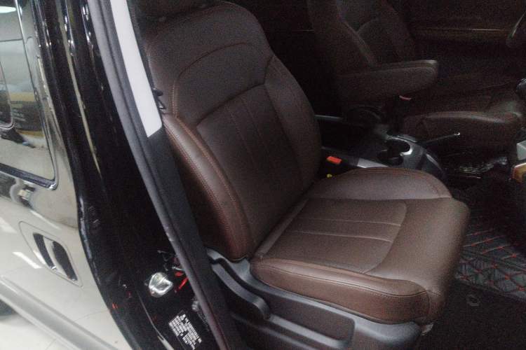 Used FORTHING Lingzhi PLUS 2021 2.0L Manual Luxury 7-Seater Right Front Seat