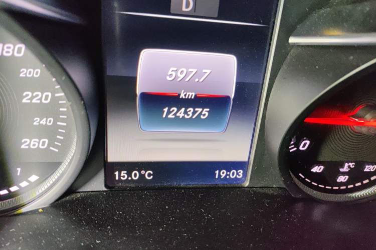 Used Mercedes-Benz GLC 2017 GLC 260 4MATIC Dynamic Edition Odometer Close Up