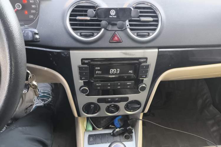 Used Volkswagen Lavida 2011 1.6L Manual - Premium Edition Audio And AC Panel