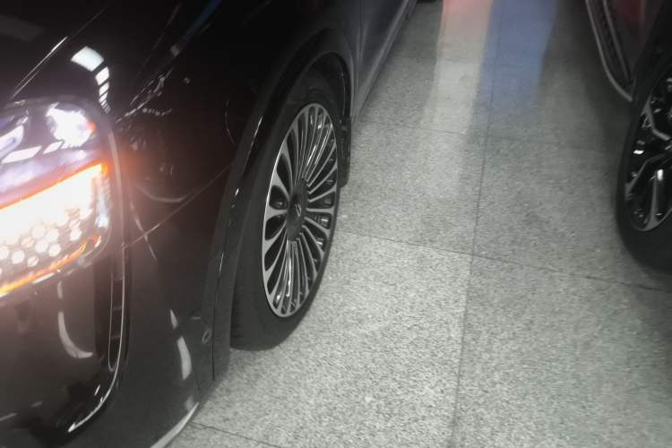 Used Hima AITO M9 2024 Range-Extended Max Edition 42 kWh 6-Seater Version Left Front Wheel Hub