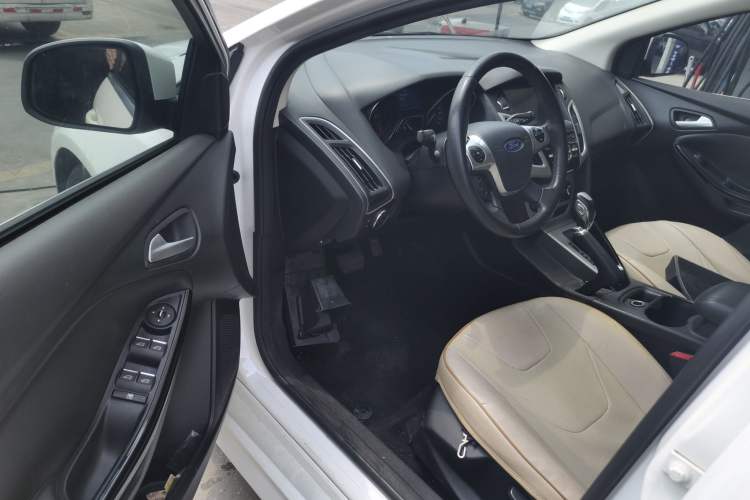 Used Ford Focus 2012 Hatchback 2.0L Automatic Luxury Sport Model
