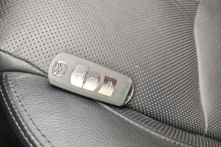 Used Mazda 3 Axela 2017 Sedan 2.0L Automatic Prestige Model China V Standard Vehicle Key