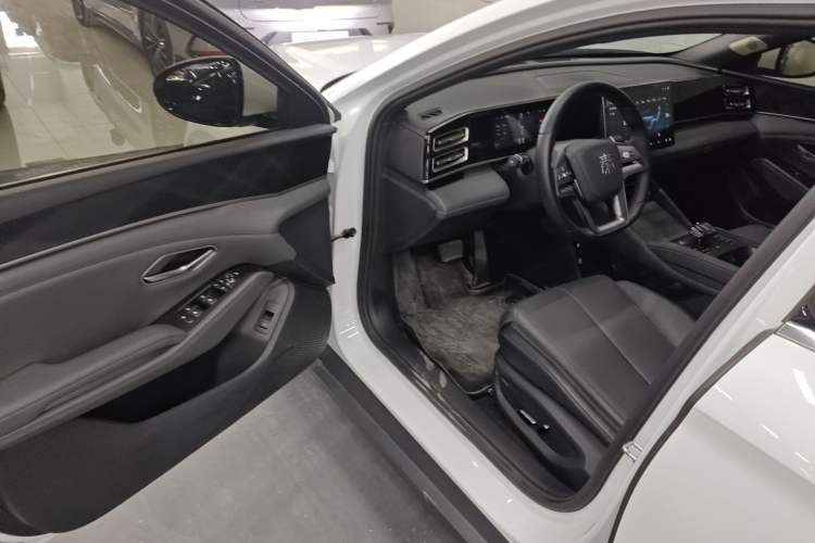 Used BYD Qin L 2025 DM-i Smart Drive 120KM Superior Model Driver Seat