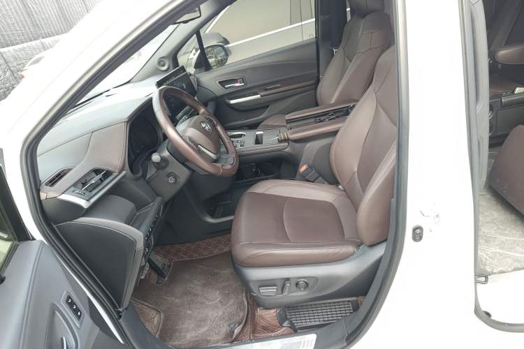 Used Toyota Sienna 2023 2.5L Hybrid Platinum Edition