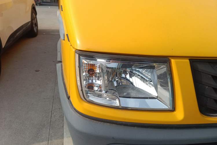 Used Iveco Daily 2021 2.8T V40 VAN厢式 Cargo Van 3-Seater Long Wheelbase Mid-Roof Design Dual Tires Manual Door